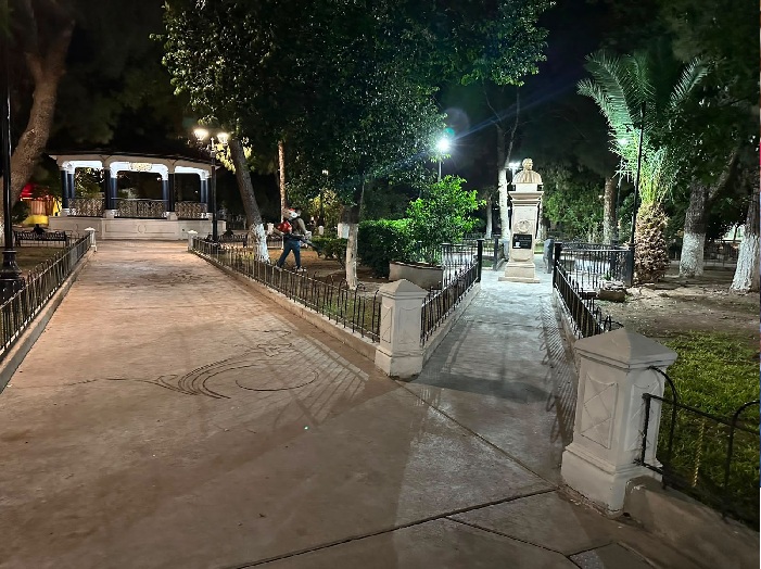 GOBIERNO MUNICIPAL Y JURISDICCIÓN SANITARIA REALIZAN FUMIGACIÓN EN PLAZAS Y PARQUES DE CAMARGO PARA EL CONTROL DE INSECTOS