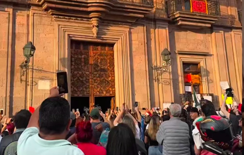 POR ASESINATO DE CARLOS MANZO SE REGISTRAN INCENDIOS Y DAÑOS EN PALACIO DE GOBIERNO DE MORELIA