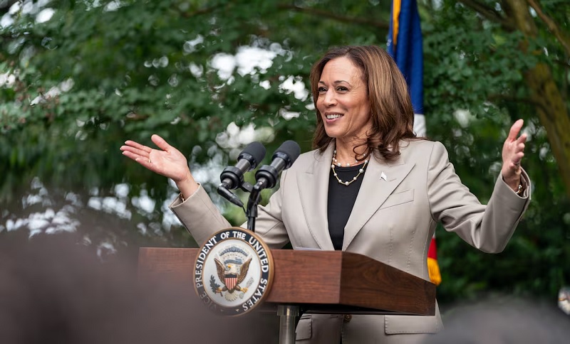 KAMALA HARRIS SE MANTIENE ARRIBA EN LAS ENCUESTAS