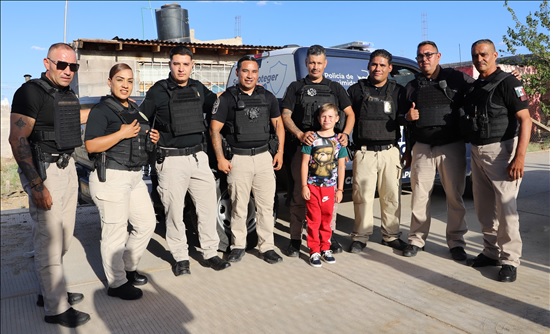 POLICÍAS MUNICIPALES ACOMPAÑAN A PEQUEÑO DE VISTAS CERRO GRANDE EN SU CUMPLEAÑOS