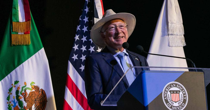 RELACIÓN MÉXICO-EE.UU. SEGUIRÁ PESE A POLÉMICAS REFORMAS: KEN SALAZAR