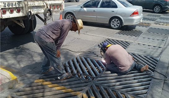 TRABAJA GOBIERNO MUNICIPAL EN LIMPIEZA DE DRENES PLUVIALES Y REPARACIÓN DE REJILLAS