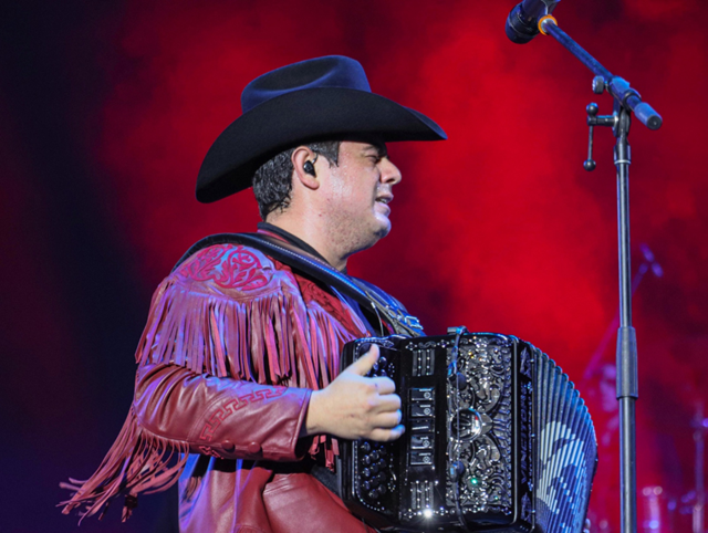 OVACIONAN CHIHUAHUENSES A ALFREDO OLIVAS EN EL CIERRE DE LOS FESTEJOS POR EL GRITO DE INDEPENDENCIA