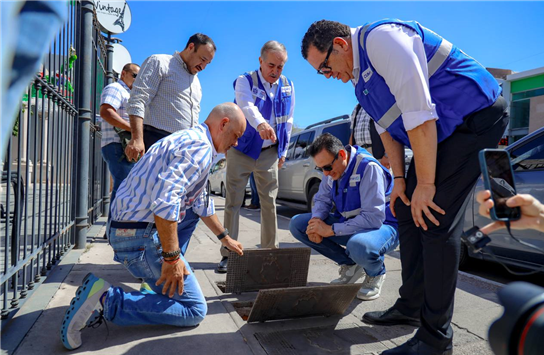 SUPERVISA ALCALDE BONILLA SUSTITUCIÓN DE TAPAS DE REGISTRO DE MEDIDORES DE AGUA EN LA ZONA CENTRO