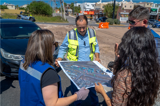 SUPERVISA MUNICIPIO CONSTRUCCIÓN DE CRUCERO EN AVENIDA TEÓFILO BORUNDA