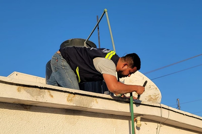 ABONAN A LA ECONOMÍA DE 350 HABITANTES DE LA COLONIA LOS PINOS CON REPARACIÓN DE FUGAS DE AGUA