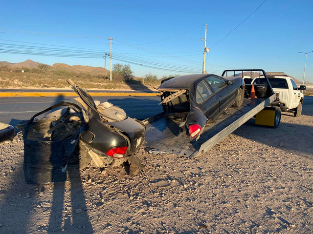 PARTE EN DOS SU VEHÍCULO CONTRA ANUNCIO VIAL Y LO DEJA ABANDONADO