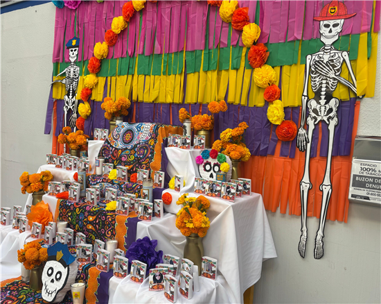 RINDEN HOMENAJE A POLICÍAS Y BOMBEROS CAÍDOS EN ALTAR POR EL DÍA DE MUERTOS