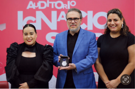 ENTREGAN LA MEDALLA IGNACIO SOLARES AL ESCRITOR GUSTAVO VÁZQUEZ LOZANO EN LA FERIA DEL LIBRO CHIHUAHUA