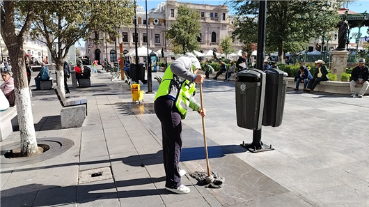 TRABAJA GOBIERNO MUNICIPAL EN LIMPIEZA Y MANTENIMIENTO DIARIO DE LA PLAZA DE ARMAS