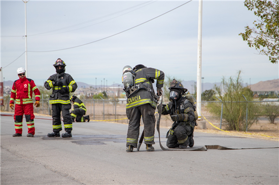 REALIZAN BOMBEROS SIMULACRO DE INCENDIO CON DERRAME DE COMBUSTIBLE AL SUR DE LA CIUDAD