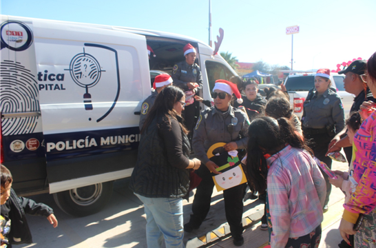 LLEVAN POLICÍAS K9 Y DE INTELIGENCIA FELICIDAD A NIÑAS Y NIÑOS