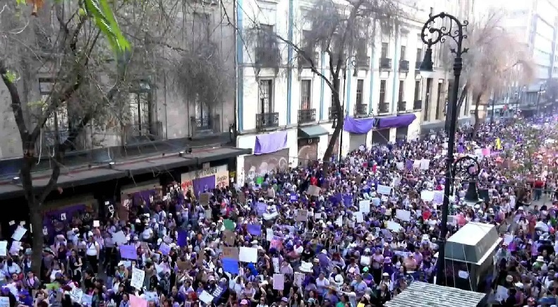 MILES DE MUJERES SE MANIFIESTAN EN MÉXICO POR EL 8M