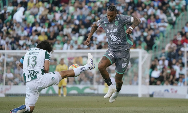 SANTOS VENCE A LEÓN 2-1