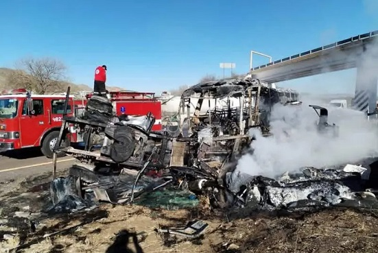 CHOQUE ENTRE AUTOBÚS DE PASAJEROS Y TRACTOCAMIÓN DEJA 14 MUERTOS EN DURANGO