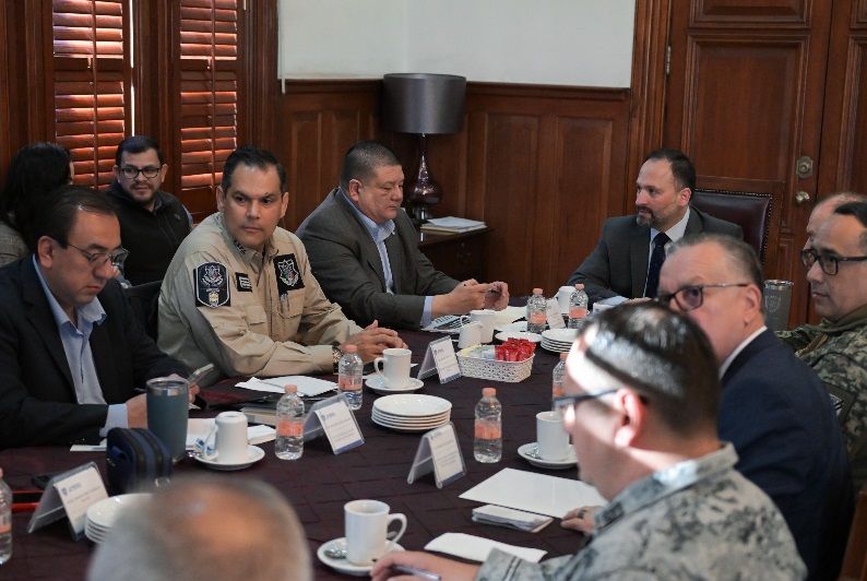 REVISAN AUTORIDADES EN MESA DE SEGURIDAD TEMA DE FLUJO MIGRATORIO