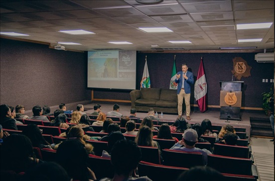 EXHORTA ALCALDE BONILLA A UNIVERSITARIOS DE JUÁREZ A INFORMARSE SOBRE LAS ACCIONES DE SU GOBIERNO