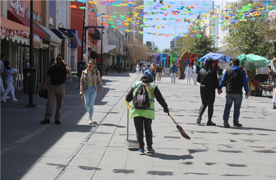 LIMPIA PERSONAL DEL GOBIERNO MUNICIPAL CALLES DEL CENTRO HISTÓRICO