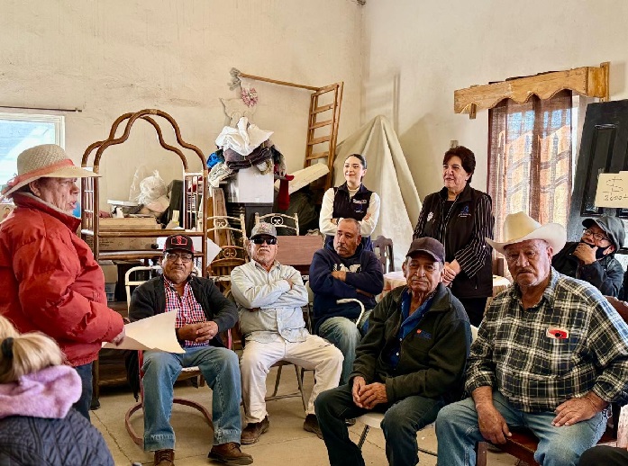 REGIDORA LUPITA BORRUEL ENTREGA COBIJAS A ADULTOS MAYORES DEL CLUB DEL ABUELO 