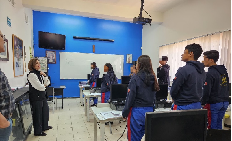 RECONOCE ISELA MARTÍNEZ LABOR DEL BACHILLERATO Y CENTRO COMUNITARIO MIGUEL FEBRES CORDERO