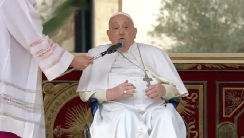 PAPA FRANCISCO REAPARECE SIN OXIGENO PARA SALUDAR A SUS FIELES POR MOTIVO DEL DOMINGO DE RAMOS
