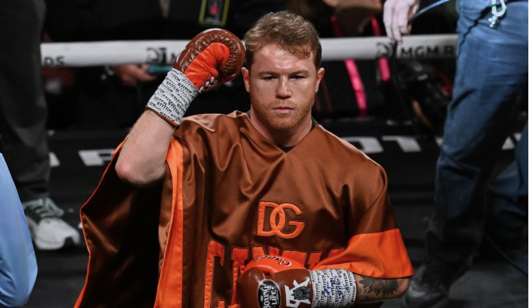 CANELO ÁLVAREZ LLEGA A ARABIA SAUDITA PARA SU PELEA ANTE WILLIAM SCULL