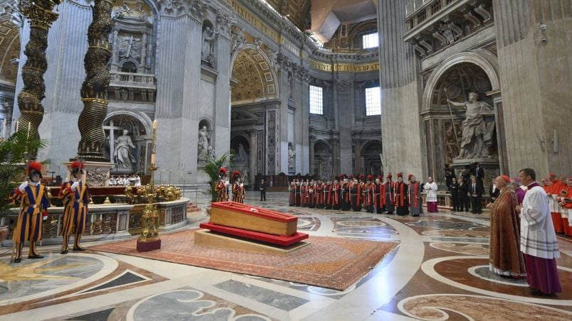 MILES DE FIELES DAN EL ÚLTIMO ADIÓS AL PAPA FRANCISCO
