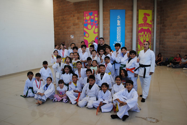 REGIDOR ADAN GALICIA ENTRENA KARATE CON JÓVENES MEDALLISTAS EN CEDEFAM PUNTA ORIENTE