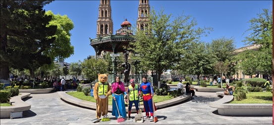PERSONAL DEL MUNICIPIO LIMPIAN PLAZA DE ARMAS DISFRAZADOS DE SUPERHÉROES POR DÍA DE LA NIÑEZ