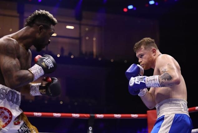 FUE UNA PELEA ABURRIDA', RECONOCE 'CANELO' TRAS VENCER A SCULL