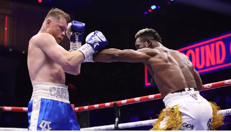 'PARA MÍ FUE UNA PELEA ABURRIDA', DICE 'CANELO' TRAS VENCER A SCULL