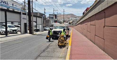 LLEVA MUNICIPIO AVANCE DE 70 POR CIENTO EN PINTURA DE GUARNICIONES DEL PERIFÉRICO DE LA JUVENTUD