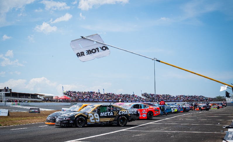 EN NASCAR MÉXICO “AGUASCALIENTES EL GIGANTE DE MÉXICO 250”, LAS MAMÁS NO PAGAN BOLETO