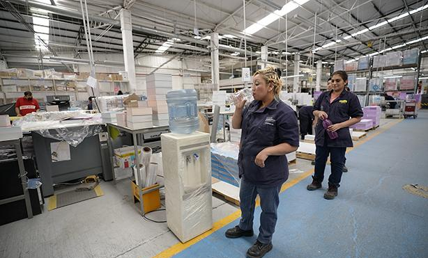 IMSS ADVIERTE SOBRE RIESGOS DEL CALOR EXTREMO EN TALLERES Y ÁREAS LABORALES CERRADOS CON ALTAS TEMPERATURAS