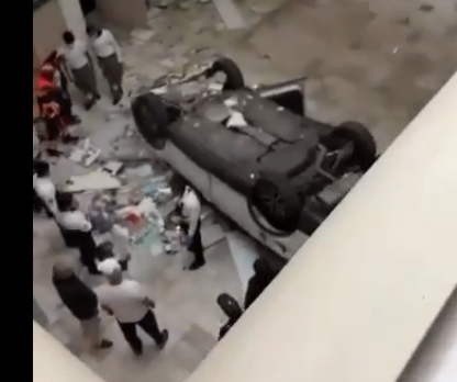SE REPORTÓ LA CAÍDA DE UN AUTOMÓVIL DESDE EL TERCER PISO DEL ESTACIONAMIENTO EN PLAZA LILAS EN CDMX