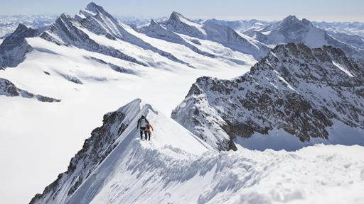 HALLAN LOS CADÁVERES DE CINCO ESQUIADORES EN GLACIAR DE LOS ALPES SUIZOS