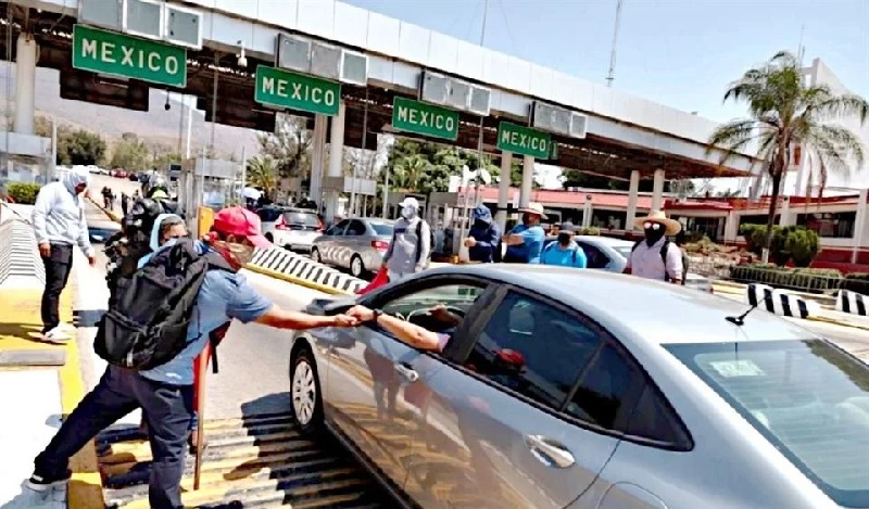 EN LUGAR DE ESTAR EN AULAS, MAESTROS DEL CNTE TOMARON AYER CASETAS EN ACCESOS CARRETEROS DE CDMX