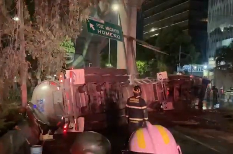 UNA PIPA CON COMBUSTIBLE DE (PEMEX) VOLCÓ ESTA MADRUGADA DE 2 DE MAYO EN PERIFÉRICO Y PALMAS
