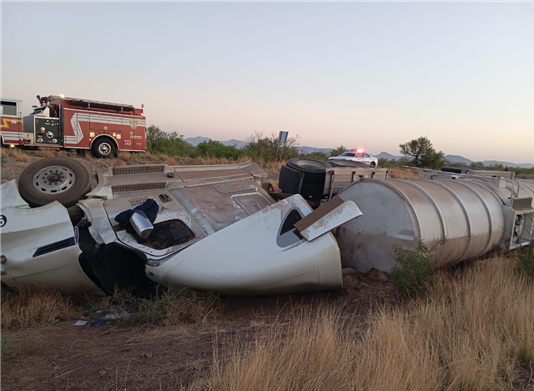 ATIENDE PROTECCIÓN CIVIL MUNICIPAL VOLCADURA DE PIPA DE COMBUSTIBLE EN CARRETERA A JUÁREZ
