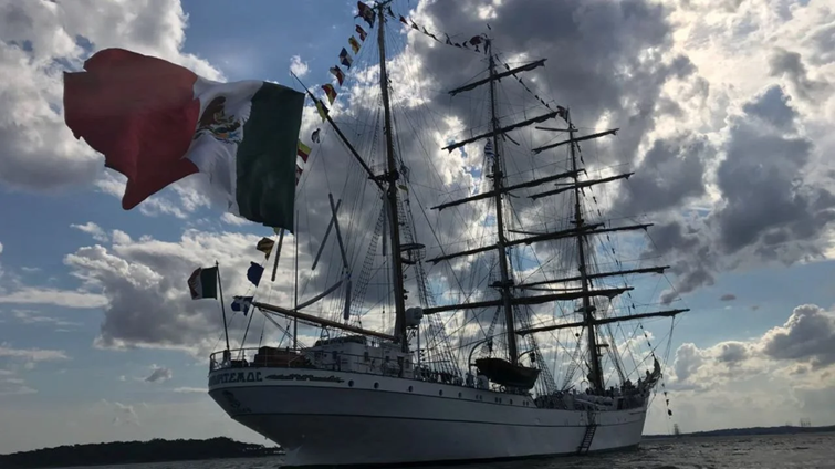 BUQUE ESPAÑOL JUAN SEBASTIÁN DE ELCANO RINDE HOMENAJE AL MEXICANO CUAUHTÉMOC