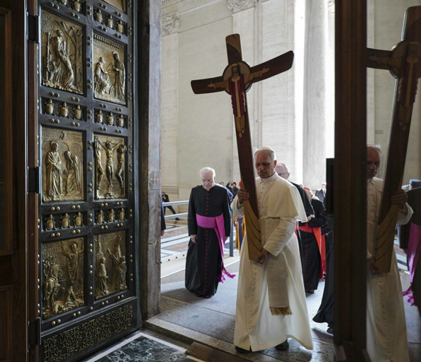 EL PAPA LEÓN XIV ENCABEZA LA PROCESION DE LA PUERTA SANTA: “LA MEJOR MANERA DE SERVIR A LA SANTA SEDE ES SER SANTOS”