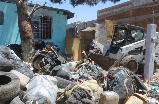 RETIRA GOBIERNO MUNICIPAL 24 TONELADAS DE UNA VIVIENDA AL NORTE DE LA CIUDAD