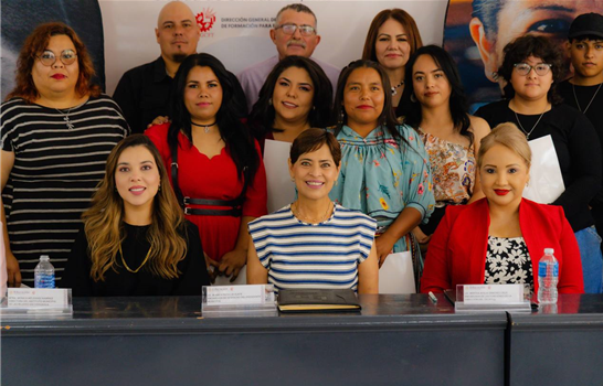 GRADÚAN MUNICIPIO, ESTRUCTURAS CANO Y CECATI 54 A MUJERES EN CURSO DE SOLDADURA