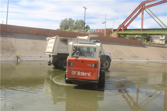 TRABAJA GOBIERNO MUNICIPAL DE FORMA PERMANENTE EN LIMPIEZA AL INTERIOR DEL CANAL CHUVISCAR