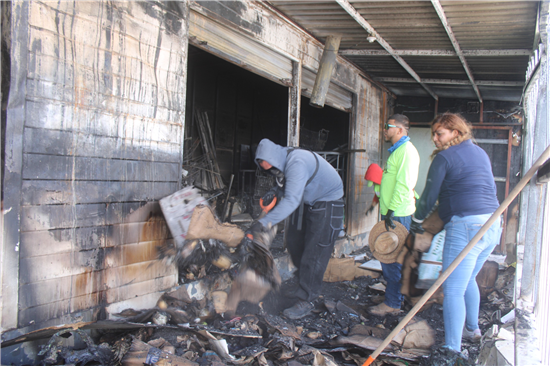 RETIRA GOBIERNO MUNICIPAL 3.5 TONELADAS DE BASURA Y ESCOMBRO DE UN LOCAL INCENDIADO