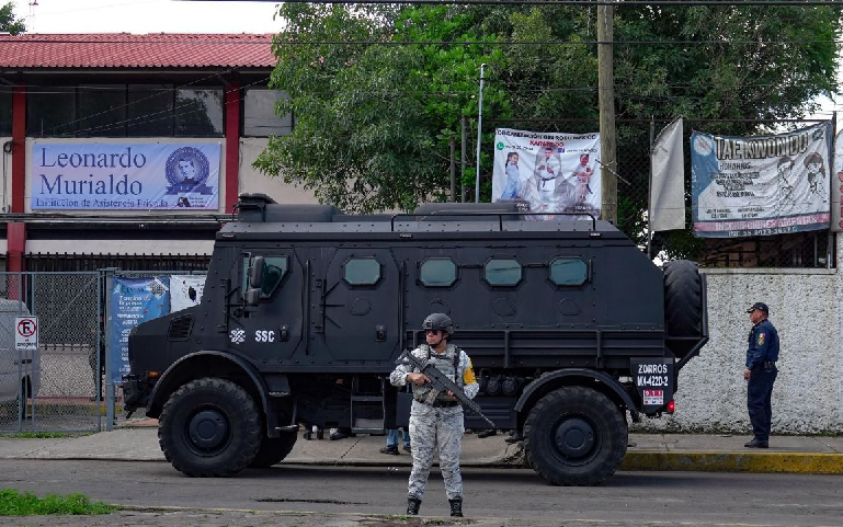 SE REPORTA QUE, UNA PERSONA CON UN ARMA DE FUEGO MANTIENE AMENAZADO A UN HOMBRE “POR UN CONFLICTO LABORAL”.