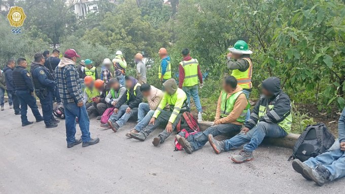 CAE UNA CAMIONETA A UN BARRANCO EN CDMX