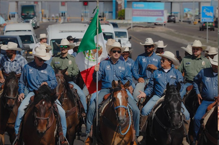 RECIBE ALCALDE MARCO BONILLA A CABALGATA VILLISTA EN SACRAMENTO