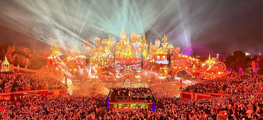 SE INCENDIA ESCENARIO DEL FESTIVAL TOMORROWLAND 2025
