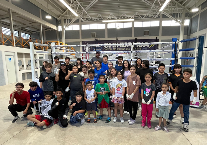 ENTRENAN BOX EN EL GIMNASIO SANTA CECILIA EL REGIDOR ADAN GALICIA Y LA DIPUTADA NANCY FRÍAS
